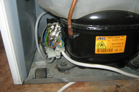 Холодильник бьёт током