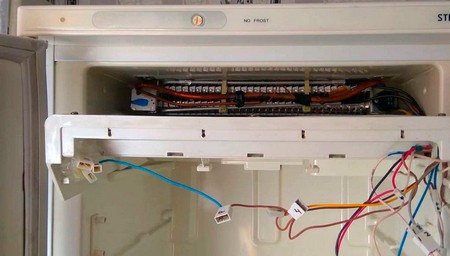 Холодильник бьёт током
