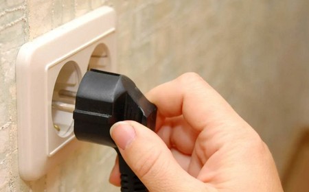 Холодильник бьёт током