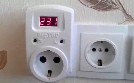 Холодильник бьёт током