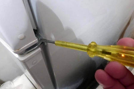 Холодильник бьёт током