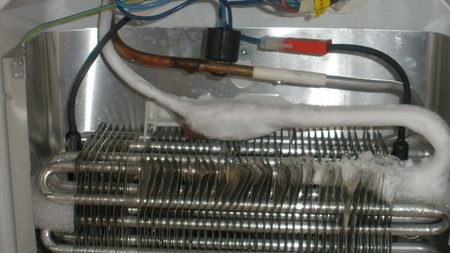 Лёд на стенке холодильника