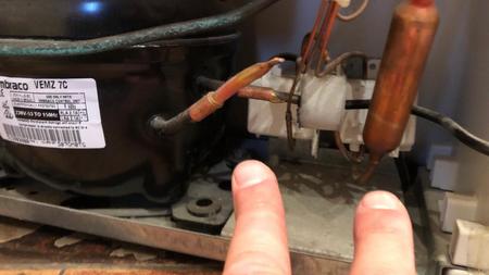 Лёд на задней стенке холодильника