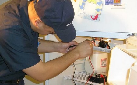 Лёд внутри холодильника