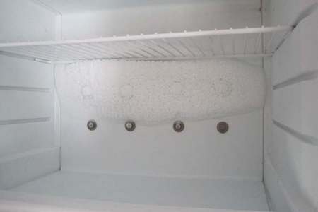 Лёд внутри холодильника