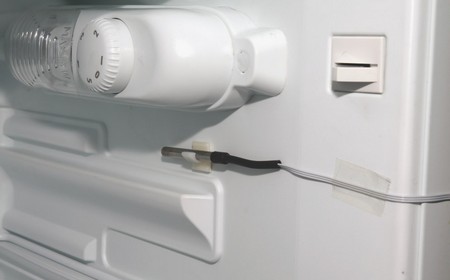 На холодильнике мигают индикаторы