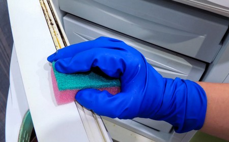 На холодильнике мигают индикаторы