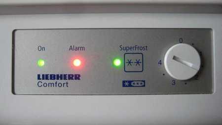 На холодильнике мигают индикаторы