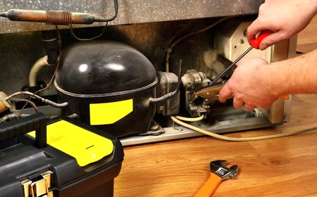 Начал гудеть холодильник