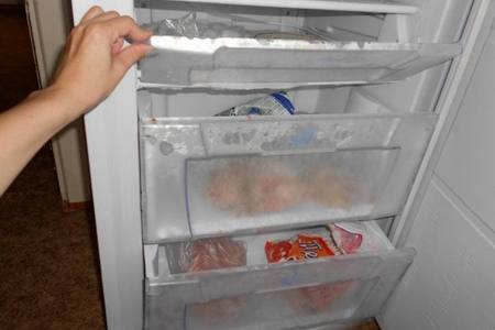 Не работает холодильник, а морозилка работает