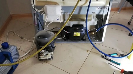 Не работает холодильник, а морозильник работает