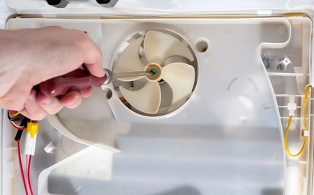 Не работает холодильник, а морозильник работает