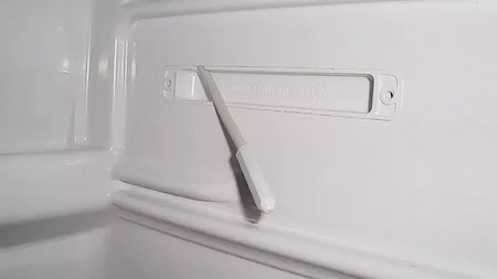 Холодильник пищит при включении