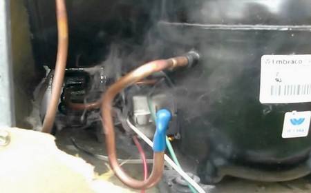 Холодильник щёлкает