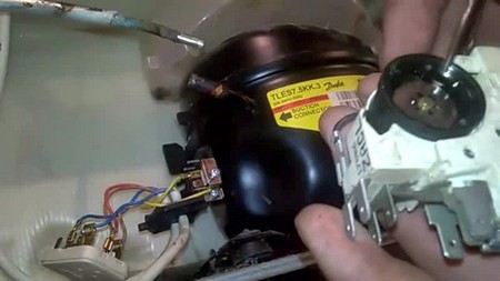 Холодильник щёлкает