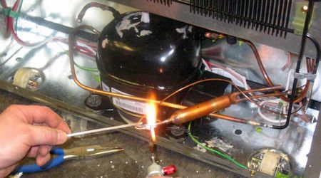 Холодильник щёлкает