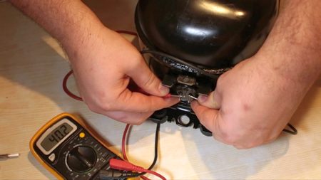 Холодильник щёлкает