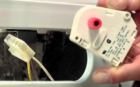 Холодильник щёлкает