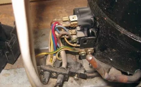 Холодильник щёлкает