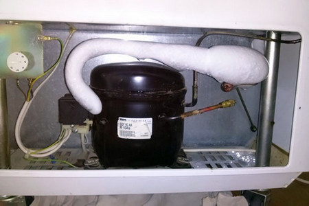 Течёт из-под холодильника