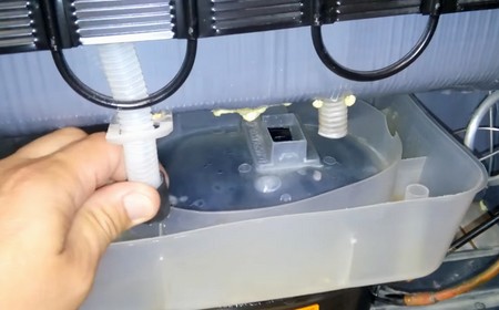 Течёт из-под холодильника