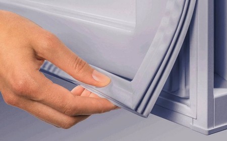 Течёт из-под холодильника