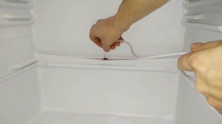 Холодильник течёт снизу внутри