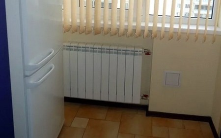 Течёт вода из-под холодильника