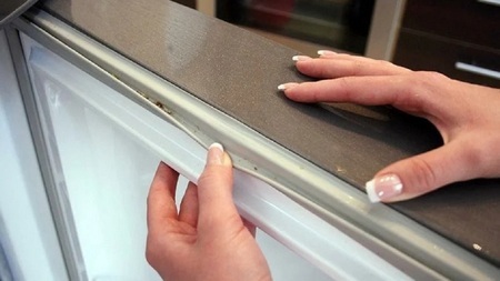 Течёт вода из-под холодильника