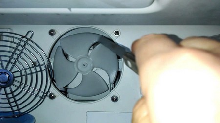 Верх холодильника не работает