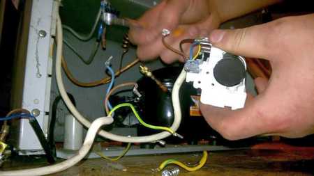 Замена пускозащитного реле холодильника